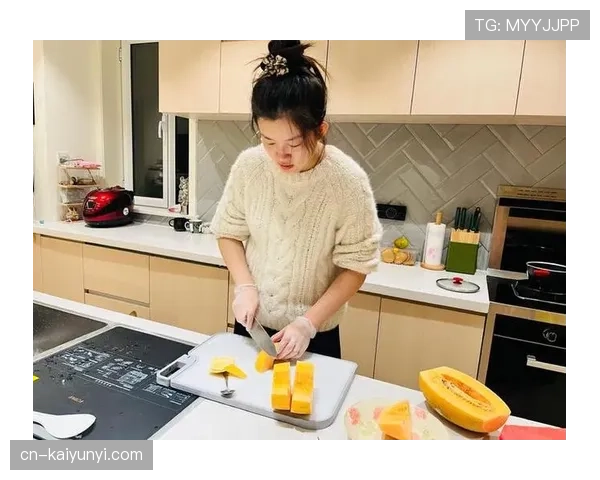 仲满家像豪宅样板间，厨房水槽里却堆着外卖盒，我笑抽了