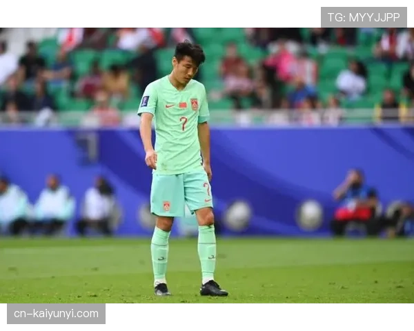 如果把武磊放进娱乐圈，红毯光鲜背后却是拎着保温杯去小吃摊排队那种