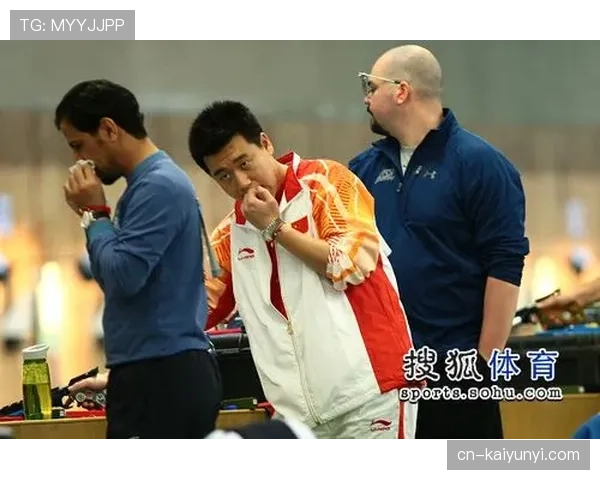 庞伟训练完随手啃个馒头，这自律程度真没谁了